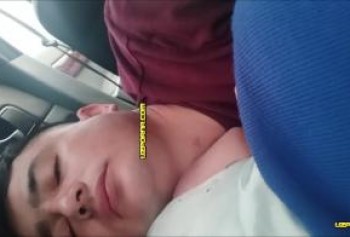 Молодая парочка узбеков лежат на заднем сидении машины